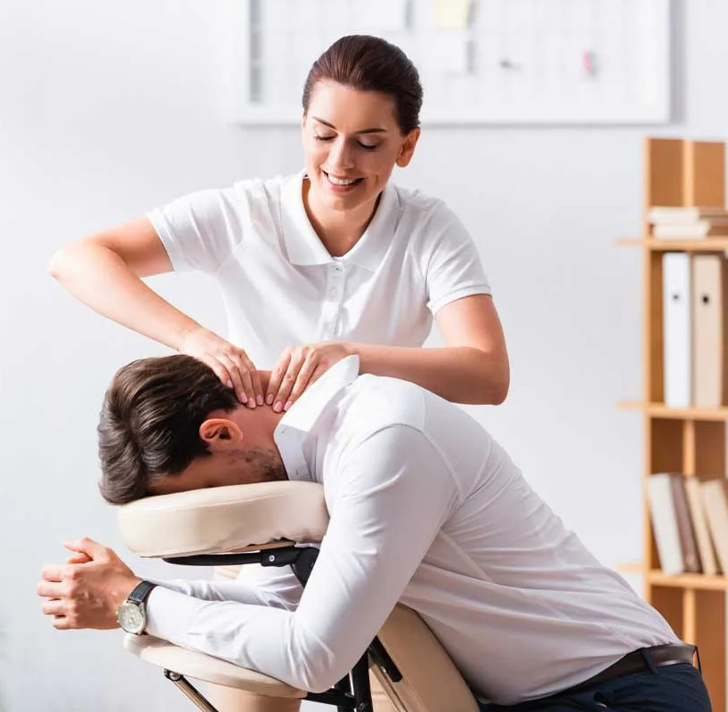 Formation massage assis sur chaise ergonomique©