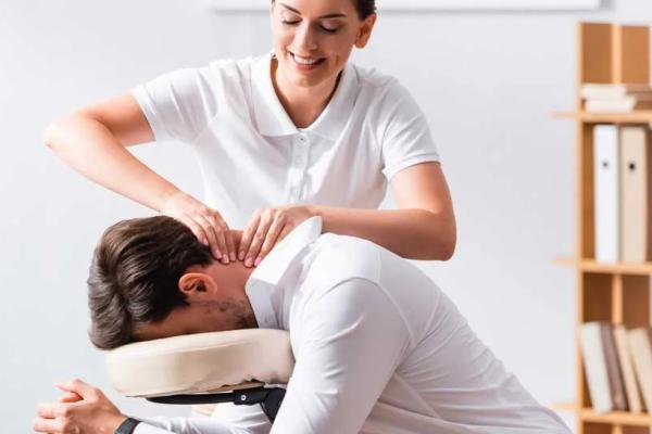 Formation massage assis sur chaise ergonomique©
